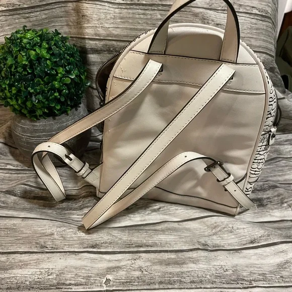 Leather backpack. - Picture 2 of 5